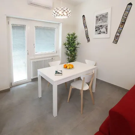 Appartamento Turistico Laura Apartment *